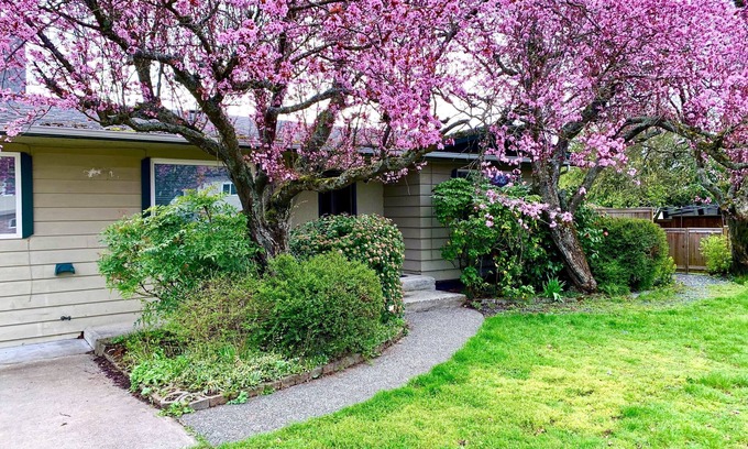 Sidney Casa | Impeccable Cleanliness Family & Pet Friendly Large Deck House Near YYJ & Ferry