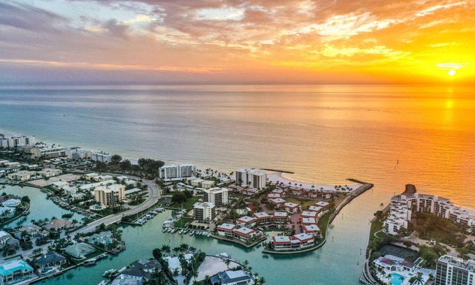 Coquina Sands Condominio | Impeccable Condo Across from the Moorings Private Beach plus Private Boat Dock