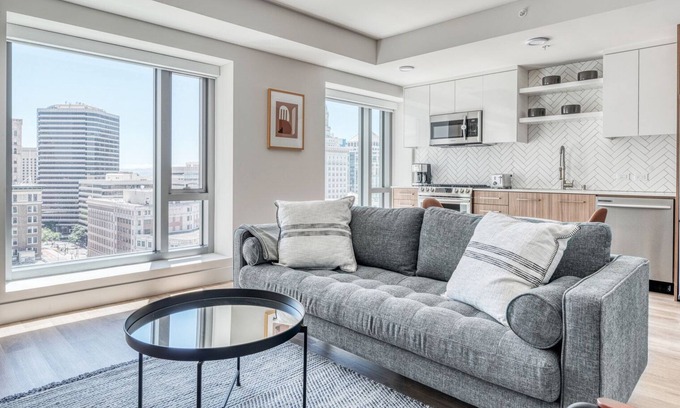 Downtown Oakland Apartamento | Impeccable Oakland 1BR w/ AC, W/D, Sky Deck, next to BART, by Blueground