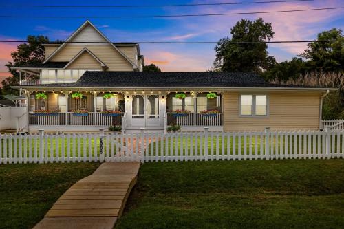 Kimmswick Casa | Imperial Porch Haven Cozy Fire Pit Fenced Yard