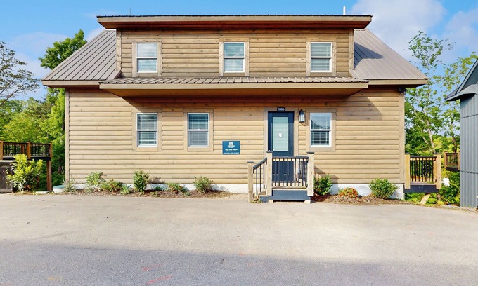 Sevierville Cabina | Impressive mtn-view cabin w/fireplace, deck, jacuzzi, & free attraction tickets