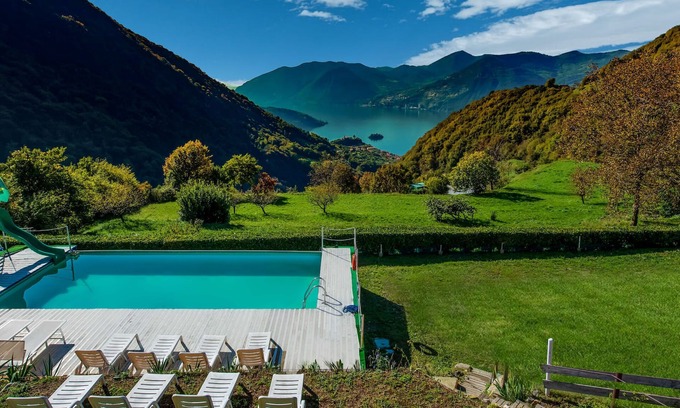 Marone Chalet De Esquí | Pintoresco chalet en Lombardía con piscina