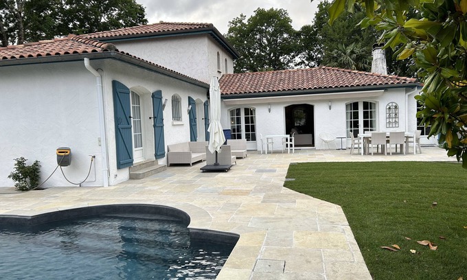 Arcangues Casa | In a green setting, very nice house .
