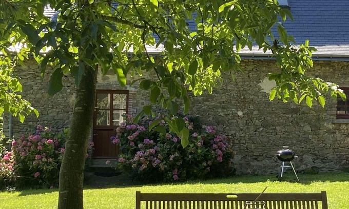 La Ferriere-de-Flee Casa | In Anjou, gîte in the castle grounds, with garden and heated swimming pool.