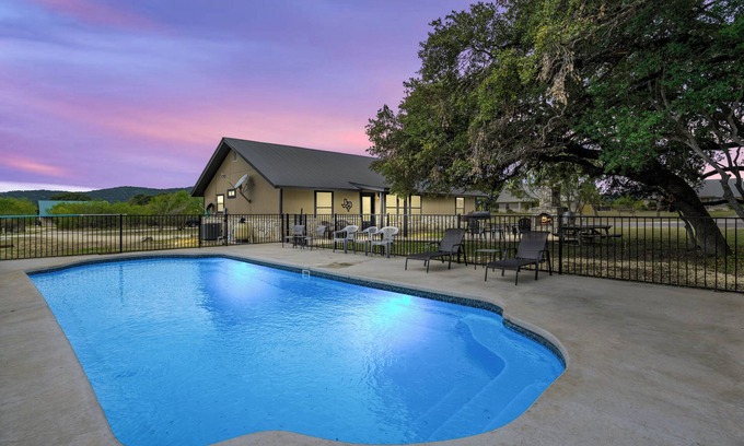 Sabinal Casa | In Concan | Walk to House Pasture | Swimming Pool