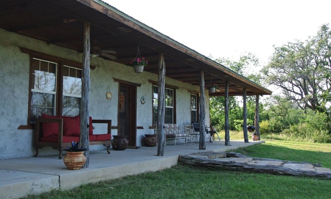 Lometa Cabina | Casa del Pastor es una cabaña de adobe aislada construida en el estilo territorial.
