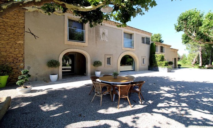 Entressen Casa | In Entressen, Alpilles, country house with A/C and excellent amenities pets admitted(1).