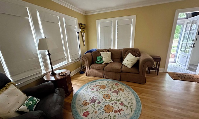 Harters Heights Casa | In Harter Heights, it’s a quick walk to Notre Dame, with WiFi, AC, nice kitchen!