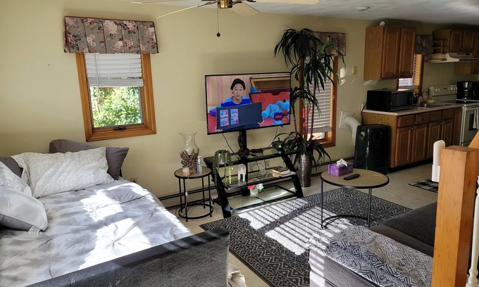 Saugus Casa | In-law, shower tub, a/c, kitchen,