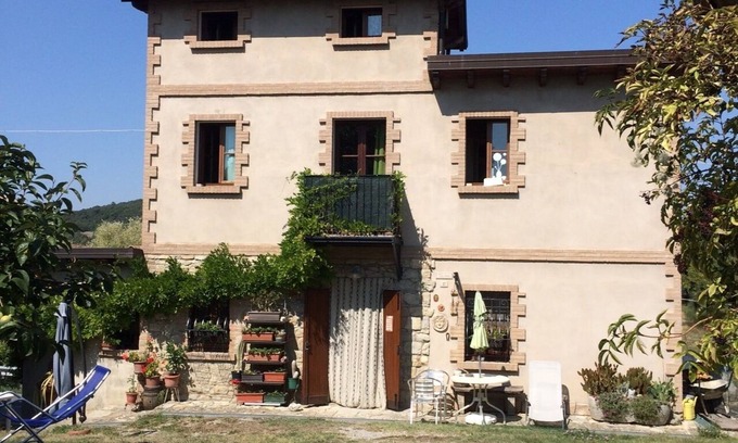 Viano Casa | In medieval hamlet, convenient for visiting the Apennines and major Italian cities