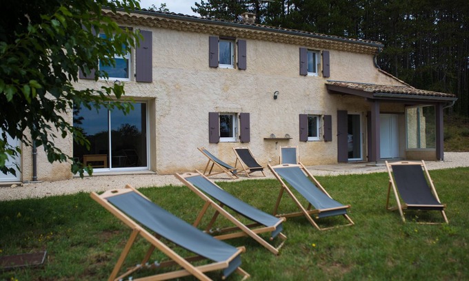 Aouste-sur-Sye Casa | En la naturaleza, casa de 3 dormitorios duerme 8-10, totalmente renovado en 2019