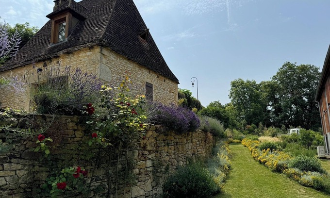Cenac-et-Saint-Julien Cabaña | In the heart of Périgord Noir, fully renovated character cottage.