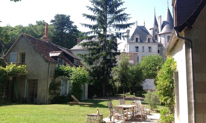 Veretz Casa | en el corazón de un pueblo histórico de Touraine, con gran jardín y bosque.