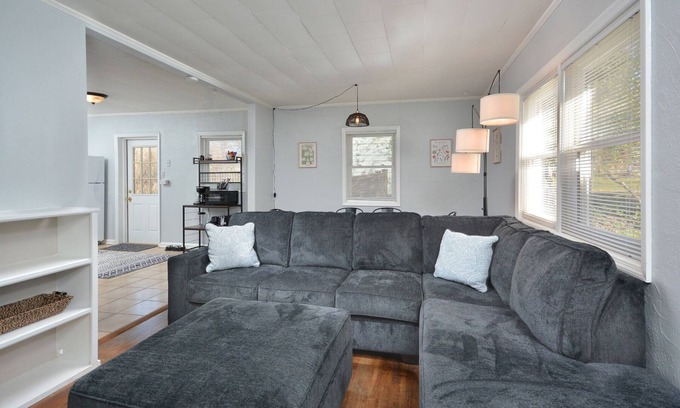 Carrboro Cabaña | In the heart of Chapel Hill Walk to UNC & cafés!! 3 Bedroom House