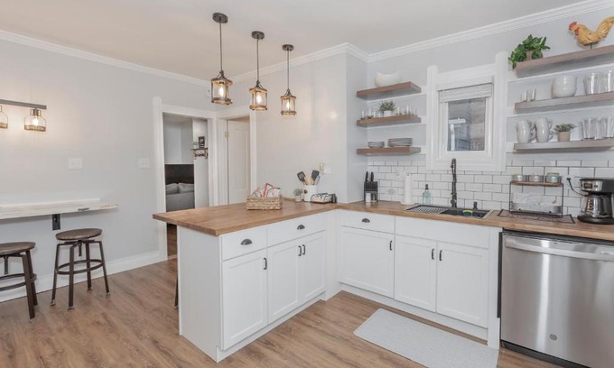 Little Italy Apartamento | In the heart of Little Italy! Free Parking!
