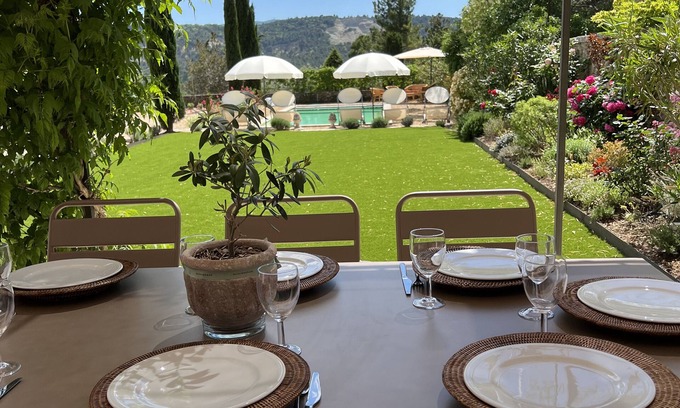 Rustrel Casa | In the heart of Luberon Provence, an old school with antique, artworks & design!