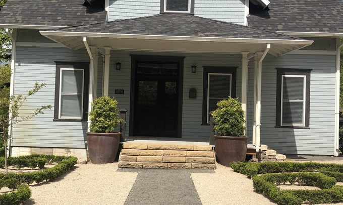 Butteville Casa | In the heart of Oregon Wine Country - Newley renovated spacious Craftsman Home