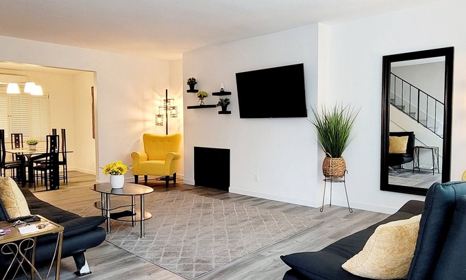 North of Wilshire Casa | In the heart of Santa Monica 2 bedroom & 2 1/2 bathroom Townhome + prvt parking