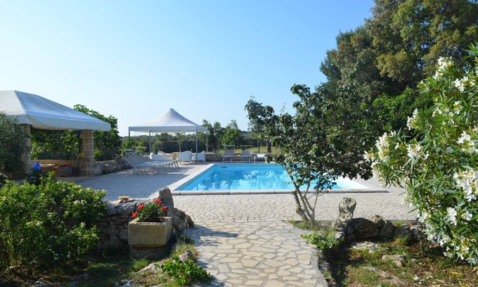 Spongano Villa | FASCINOSA DIMORA CERCA DEL MAR: RELAJACIÓN, COMODIDAD Y PISCINA EN EL CORAZÓN DE SALENTO