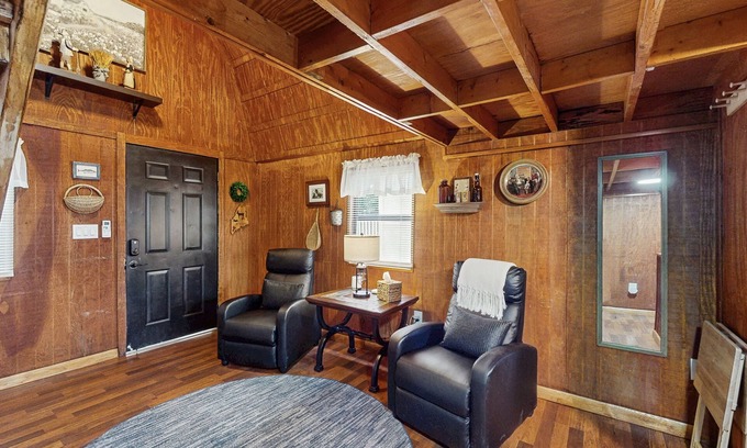 Tampa Cabaña | In the heart of Tampa, rustic and convenient with AC, WIFI and close to stadiums