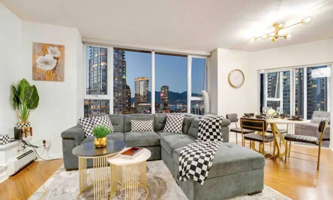 Crosstown Apartamento | Family-Friendly Condo near Rogers Arena | Parking | Gym| Pool & Sauna