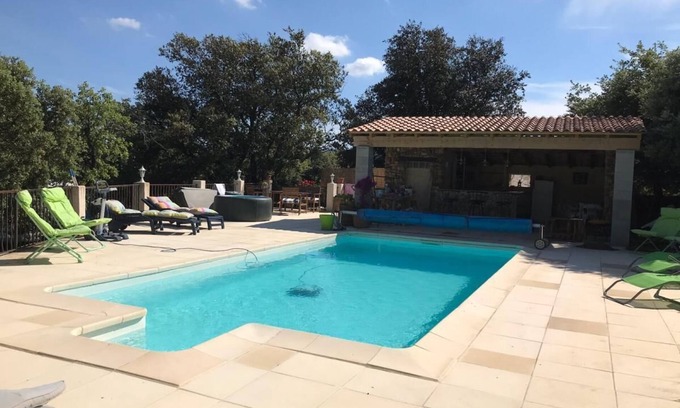 Viens Villa | En el corazón del Luberon, espaciosa villa con piscina privada y jacuzzi.
