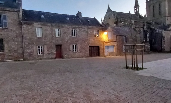 Locronan Casa | In the heart of the village of Locronan.