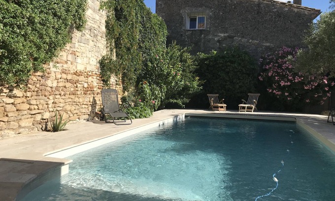 Redessan Casa | En el corazón del pueblo, gran casa familiar de 380 m2 con jardín y piscina.