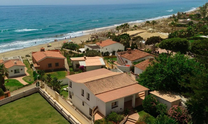 Urbanizacion Costabella Apartamento | Casa Azura: A pie de playa con terraza, jardín, barbacoa y garaje privados