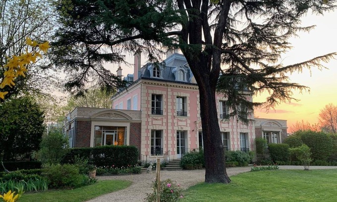 Chatou Casa | IN THE Village OF Yvelines- A Furnished Mansion ON Croissy Sur- seine