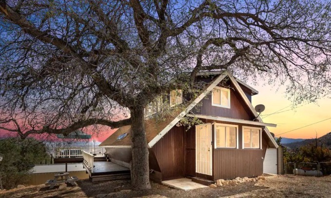 Wofford Heights Cabina | In the Wilderness of Wofford Heights Fenced Yard