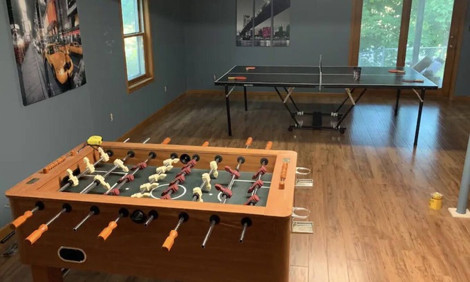 Hermann Casa | In town -2 bedroom + 2 sofa beds + game room/common area -fits 8 people