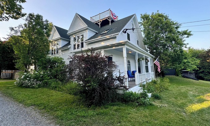 Lubec Casa | In-town 5 Bedroom Victorian With Heated Pool
