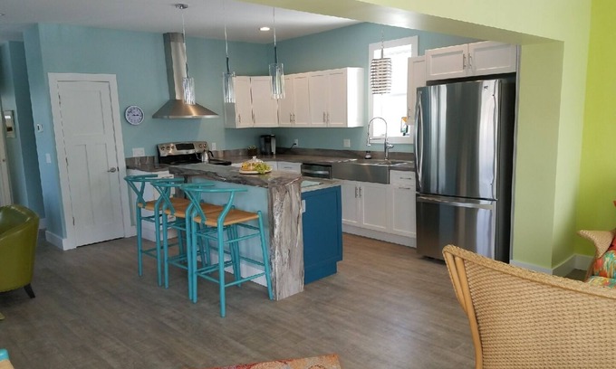 Charlevoix Apartamento | In town contemp , artsy hideaway—walk to 2 lakes and everything else!