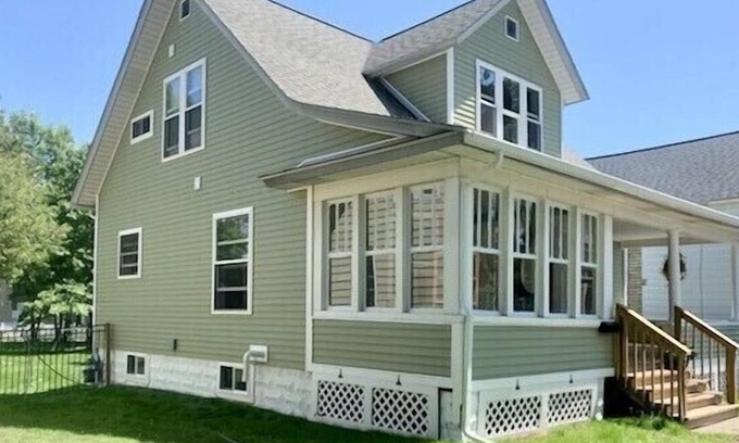 Ludington Casa | IN TOWN, ONLY 3 BLOCKS FROM LAKE MICHIGAN’S “STEARNS BEACH”!