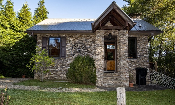 Highlands Casa | IN TOWN PARADISE !