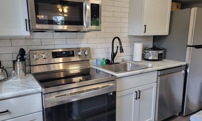 Madison Apartamento | In-Unit Laundry, A/C, Free Parking, Dishwasher.