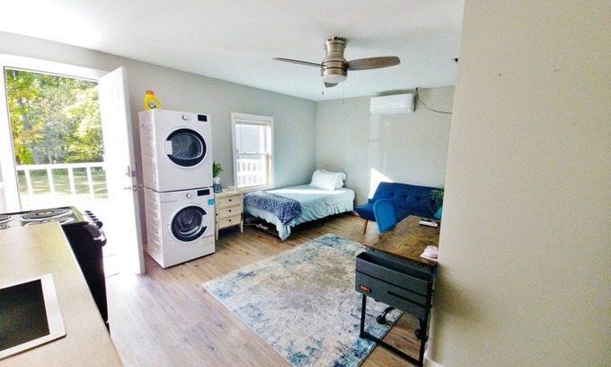 Norway Apartamento | In unit laundry. AC, Modern Studio with desk and parking