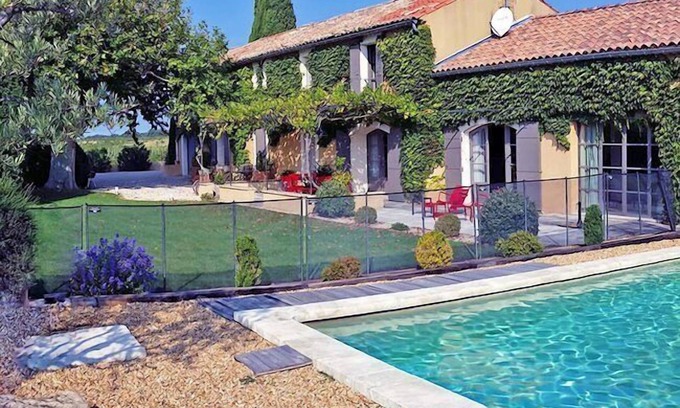 Violes Casa | In Violès, Vaucluse, exceptional vacation home, air-conditioned, heated pool.
