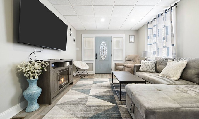Pittsburgh Casa | Inclination Vacation: Renovated Luxe 5BR/3.5BA Home, 8 mins to Downtown
