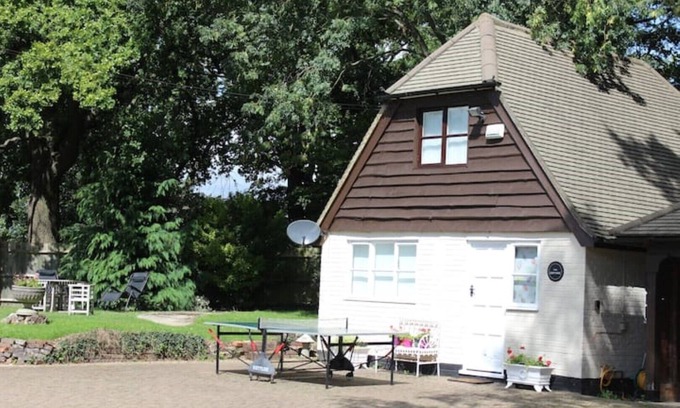 Cookham Dean Cabaña | Inclusive, child-friendly, dogs welcome, garden area, near pubs/river/golf