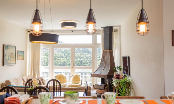Vila Iara Apartamento | Incrível Vista no Capivari com 4 Quartos e Lareira