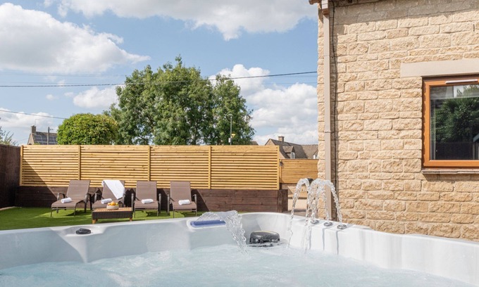 Bourton-on-the-Water Cabaña | Incredible dog friendly holiday home in the Cotswolds with a hot tub - Puddleduck House