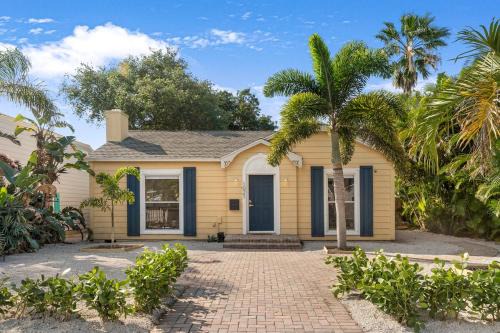 Parrot Cove Casa | Incredible 3br Home with Yard near Beach and Downtown