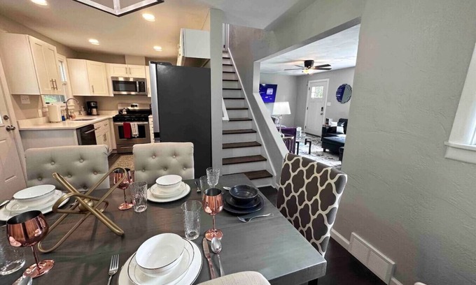 Bethel Park Casa | Incredible 5 bed 2 bath w/ HOT TUB close to Pitt