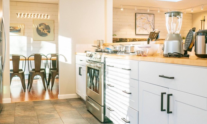 Anchorage Casa | Incredible Cinema, Warm Sauna, Relaxing King Beds!