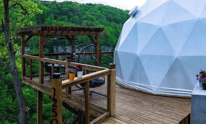 Pikeville Cabina | Incredible Cliffside Setting