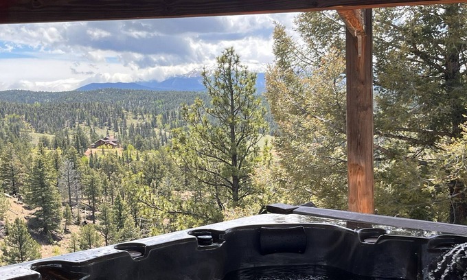 Florissant Cabina | Incredible Cozy Cabin on 40 acres of remote forest w Private Hot Tub