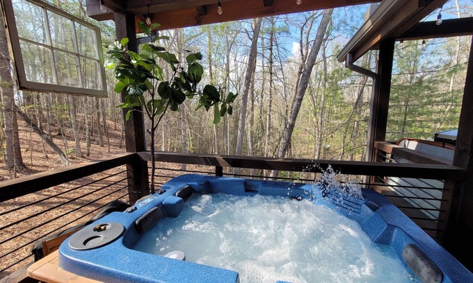 Morganton Cabina | Incredible firepit, luxurious cabin, indoor&outdoor fireplaces. Minutes to town.