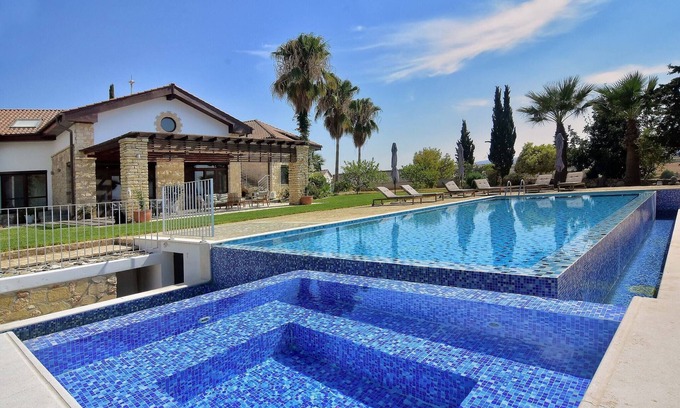 Polis Villa | Increíble villa grande en Paphos con capacidad para 14 personas, piscina